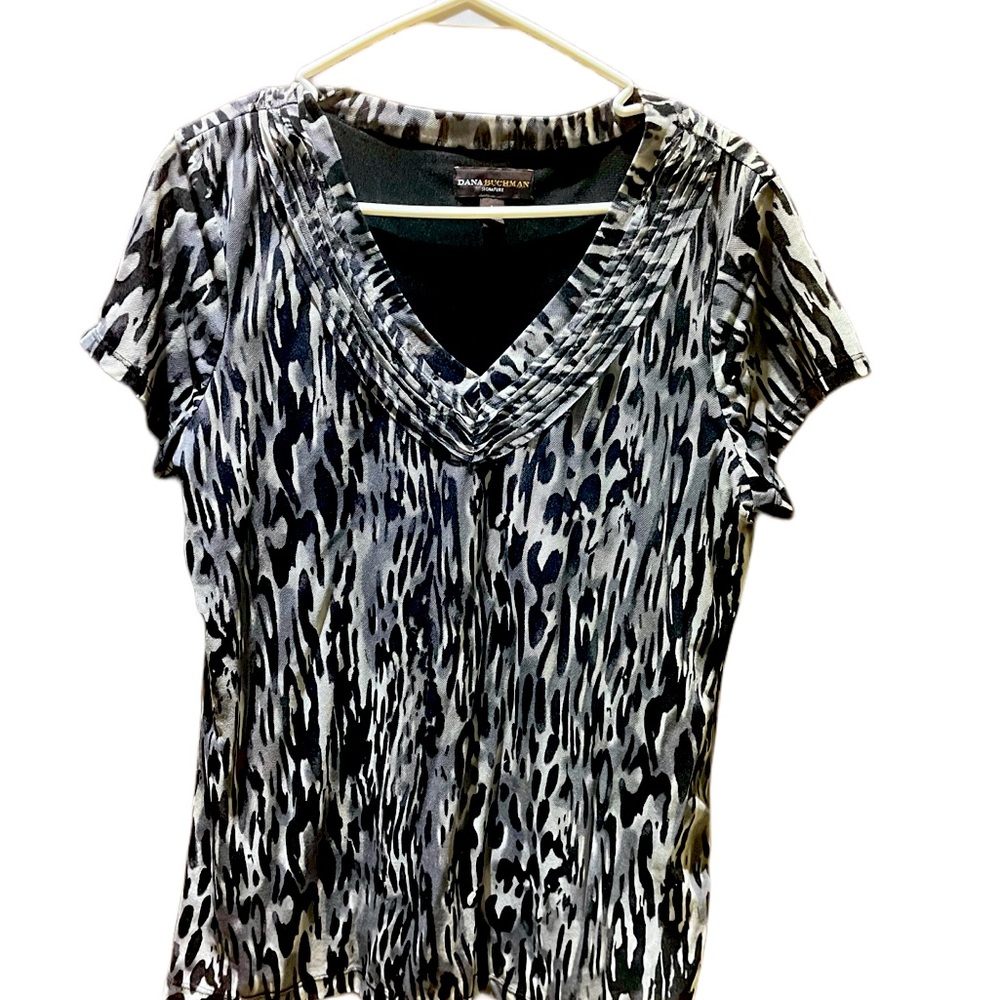 Women’s Dana Buchman top. Beautiful, light and comfortable.